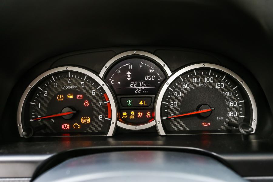 Панель приборов Suzuki Jimny Shinsei 2016 года  (фото 6 из 32)